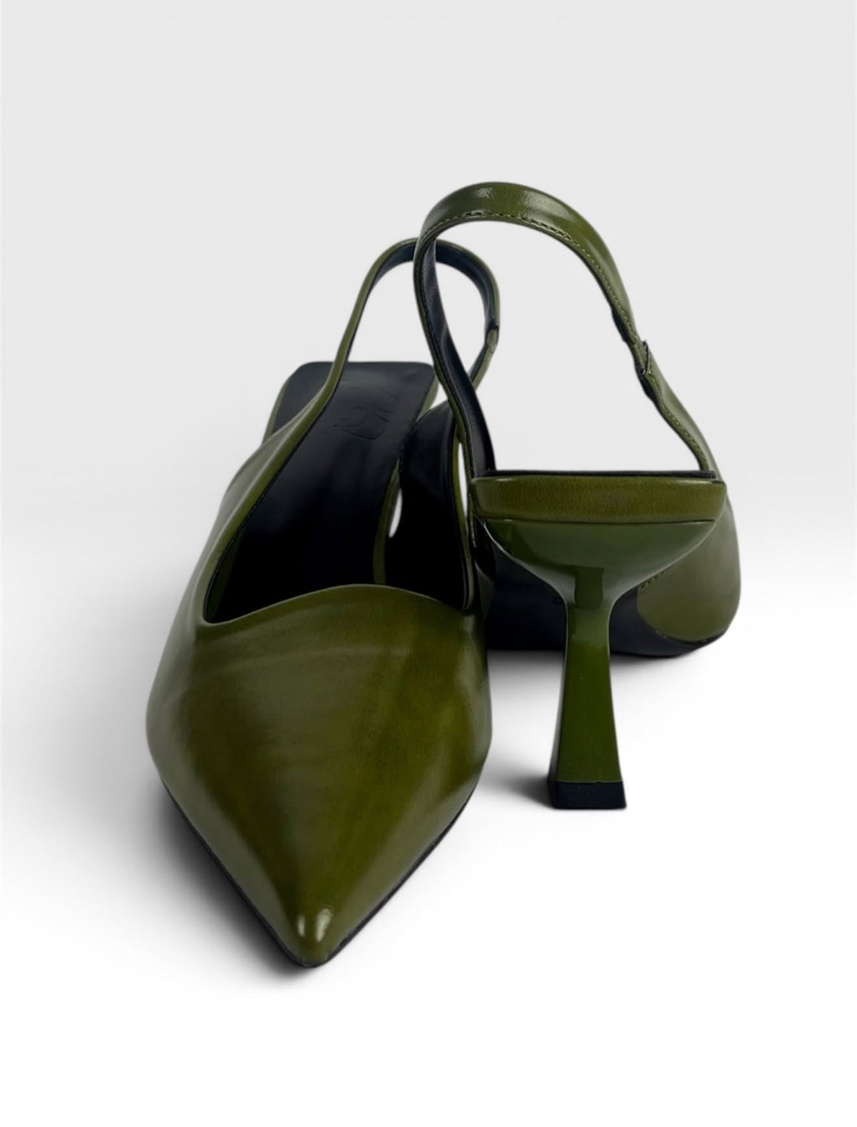 Scarpin Slingback Estruturado Olive⁠