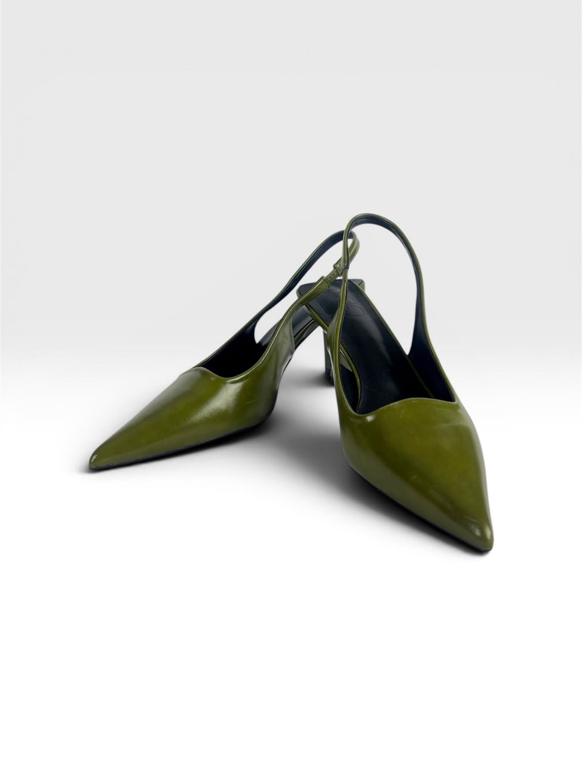 Scarpin Slingback Estruturado Olive⁠